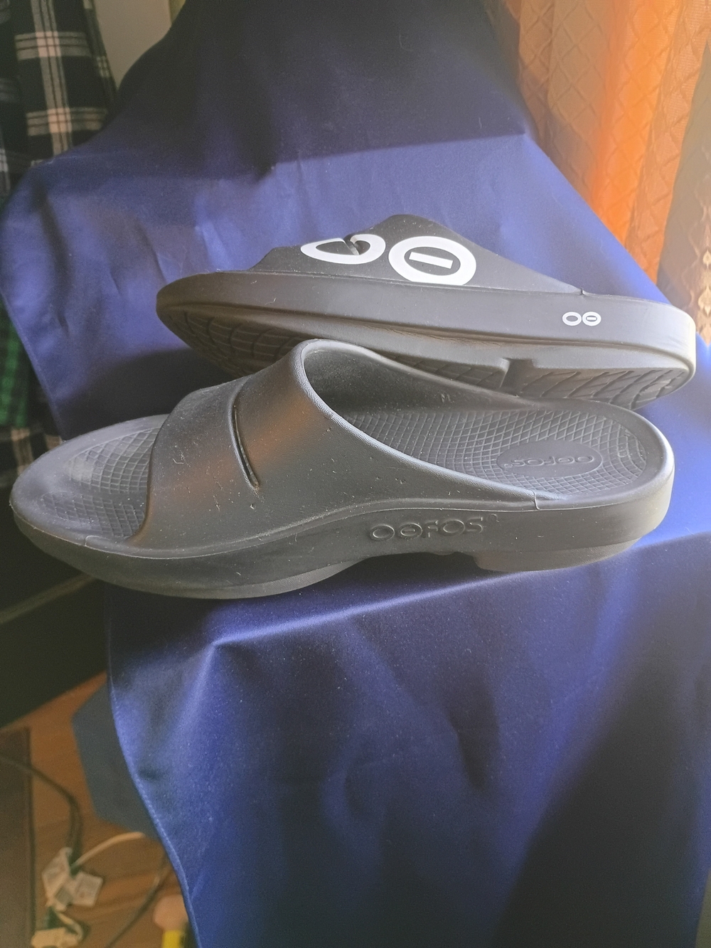 OOFOS Men's 8/Women's 10 Black Slide Sandals